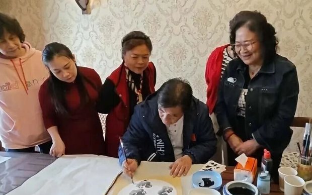 吴学斌在茶韵书香读书会现场作画