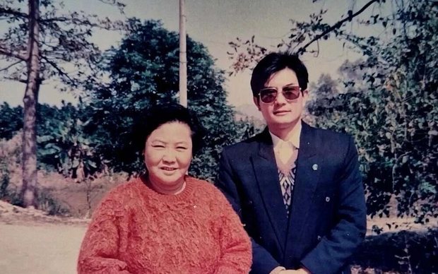 1992年吴学斌与郭兰英在飞鹅岭合影